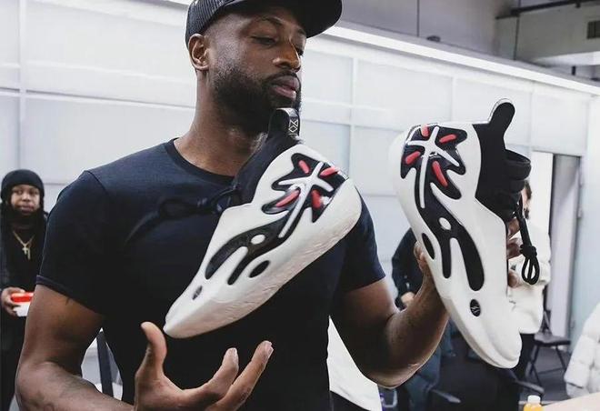 欧文突破防守助攻制胜（欧文突破撕裂防线妙传助队取胜）