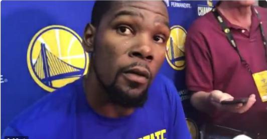 TA：利物浦球迷对阿诺德情感复杂，右路离开他后实力大打折扣（TA：阿诺德成红军球迷的矛盾焦点，右路失去他后战力明显下滑）