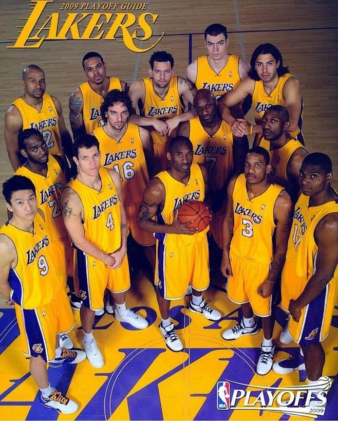 德媒：由于手指受伤，诺伊尔近两场都佩戴特制的四指手套参赛（德媒：手指伤势影响，诺伊尔连续两场戴特制四指手套出战）