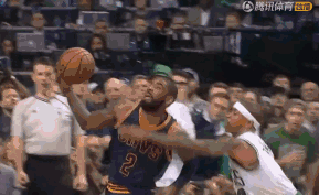 U22国足力克韩国U22，球迷在球员谢场时高喊“雄起”（U22国足击败韩国U22，谢场之际球迷齐声高呼“雄起”）