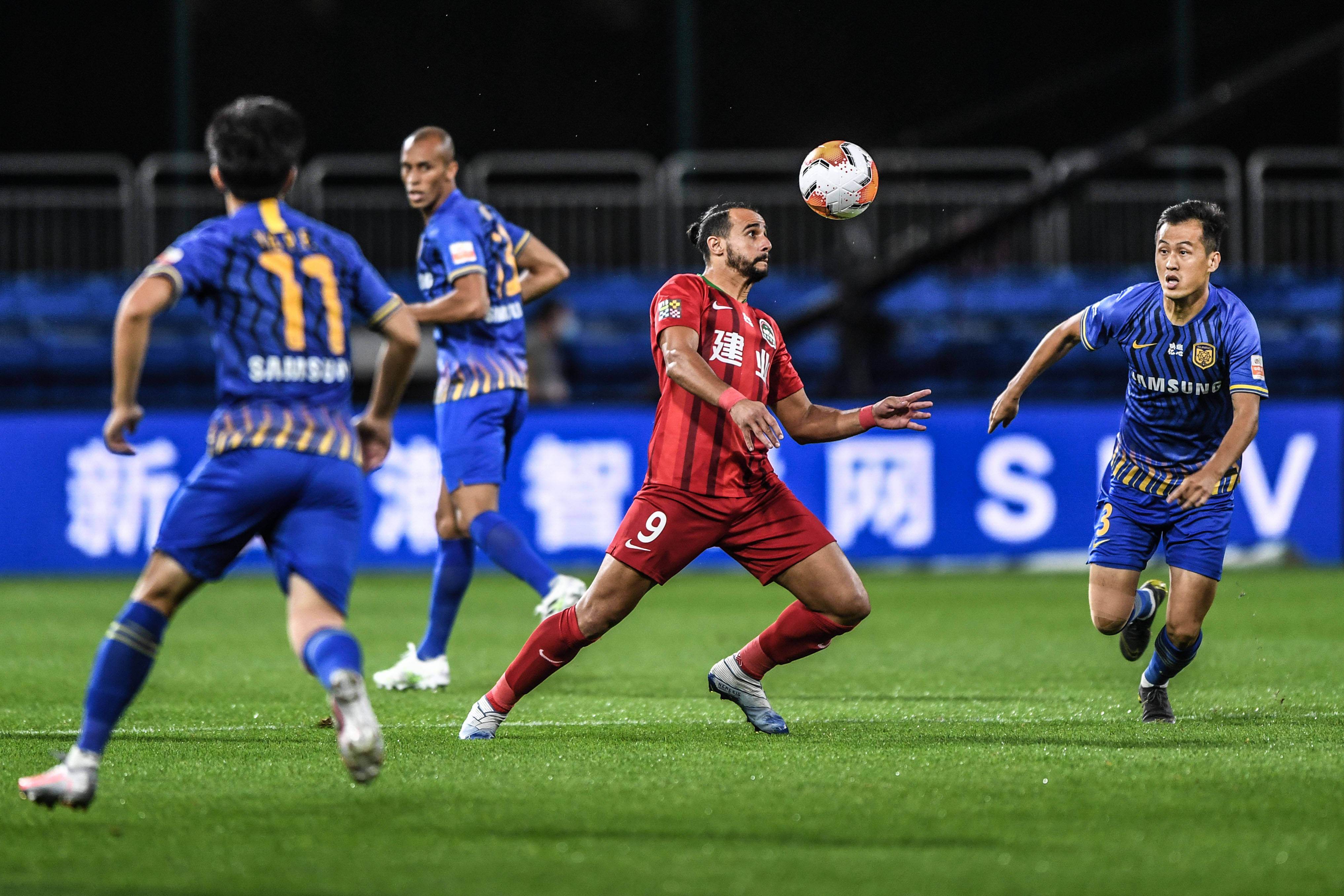 利物浦1-0皇马，麦卡利斯特制胜，库尔图瓦八扑救难掩失利（红军1-0力克皇马：麦卡利斯特攻入制胜球，库尔图瓦8次扑救仍无力回天）