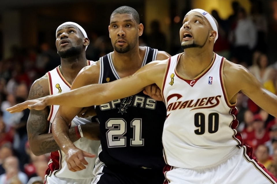 詹姆斯助攻队友完成精彩扣篮（詹姆斯妙传助队友上演精彩暴扣）